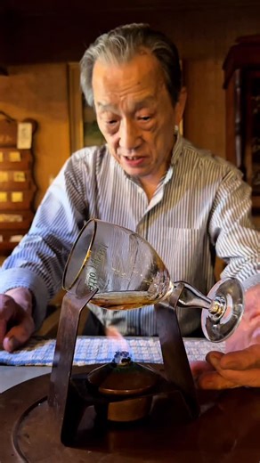 HAMONI JAPAN on Instagram: "創業50年、81歳マスターが紡ぐ大人のアイリッシュコーヒー☕️ 【ル・モンド】 📍岐阜県岐阜市殿町1丁目4 📖アイリッシュコーヒー ¥780（税込） ミックスサンド ¥580（税込） 今回は岐阜市にある老舗喫茶店「ル・モンド」をご紹介。 店内は昭和の空気感が色濃く残るレトロな雰囲気で、時間がゆっくり流れているような心地よさがあります✨ 50年以上カウンターに立ち続ける81歳のマスターが丁寧に淹れてくれる名物アイリッシュコーヒーは、ほろ苦さと深みが印象的な大人の一杯。 体の芯までじんわり温まり、自然と気持ちが落ち着きます☺️ 一緒に頼みたいミックスサンドは、長年愛され続けるマスター自慢の味。 岐阜を訪れた際には、ぜひ立ち寄ってほしい一軒です。 ——————————————————— A Grown-Up Irish Coffee by an 81-Year-Old Master with 50 Years of History ☕️ 【Le Monde】 📍1-4 Tonomachi, Gifu City, Gifu Pref