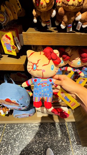 LexiiLlamas 🌸✨ on Instagram: "Hello Kitty x Chucky Collection at Universal Studios Hollywood📍✨ #hellokitty #universalstudioshollywood #horrornights #creatorsearchinsights #universalstudios"