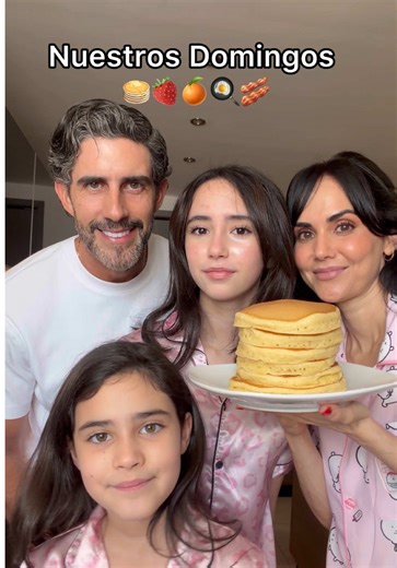 Nuestros Domingos son de HotCakes 🥞🍓🍊🍳🫶 #familia #desayuno #hotcakes #hogar