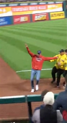 Fan Runs On Field… Chaos Immediately