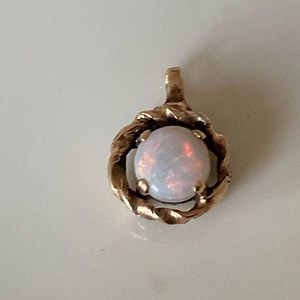 Unmarked gold pendant with opal