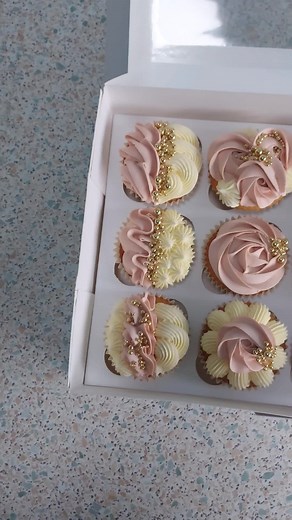 Pink Cupcakes with Sprinkles and Gold - Cake Decorating Tutorial