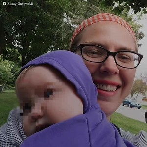 “Stacy desiderava essere madre, ma tutto è cambiato quando ha partorito”. Per questi genitori è difficile raccontare la storia della figlia, una neo mamma che ha avuto una grave depressione post-partum e che ha fatto l’impossibile per andare avanti ma non è riuscita a vincere la battaglia. | Super Mamma