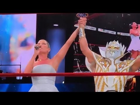 Natalia Jiménez y MÍSTICO juntos en el ring celebrando 20 años de “ME MUERO”