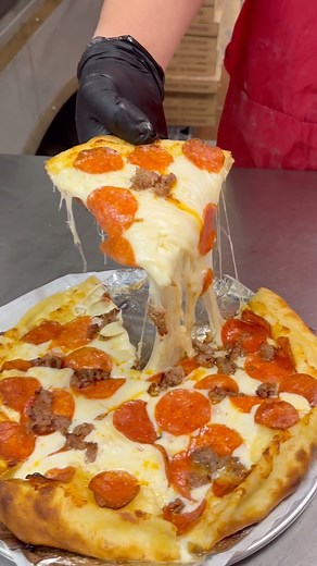 Cheese Lava Pie is the 👑 of cheese pull 🤤👌 The crust is filed with 4 cheeses: mozzarella, provolone, feta, parmesan | Burattino Brick Oven Pizza