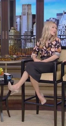 Kelly Ripa nice ankle swirls
