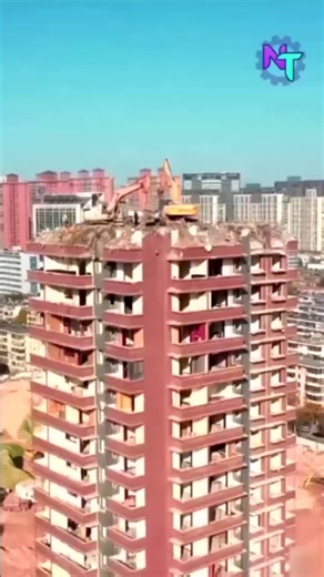 How Excavators Reach Building Rooftops
