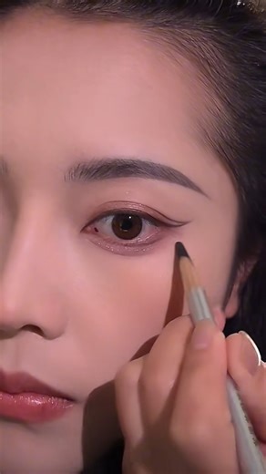 This Eyebrow-Drawing Technique Is Amazing! | Natural & Easy Brows for Everyday Makeup #shorts