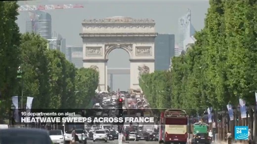 🌡️ A #heatwave sweeping across 🇫🇷 #France pushed temperatures in #Paris to 31°C on Thursday, June 19, sending tourists in search of shade and fountains. 🧢 Around the capital’s landmarks, visitors donned hats and sunglasses to cope with the early summer heat. | FRANCE 24 English