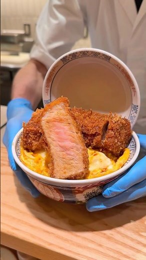 【衝撃】卵で閉じないデカ盛りカツ丼！カツのサクサク感を堪能できる極上どんぶり【とんかつ一：新宿】