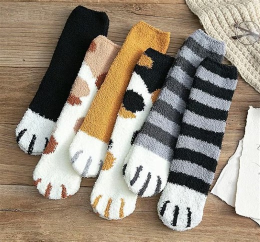 A Christmas gift that is more meaningful than texting! This is the super cute cat claw socks that young fashion person are wearing now GET YOURS | Rotateepic.com