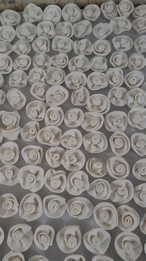 lovely cake. This was actually an emergency order that year.2022 to be precise. we made this beauty in less than 48hrs. #pearlonyxcakes