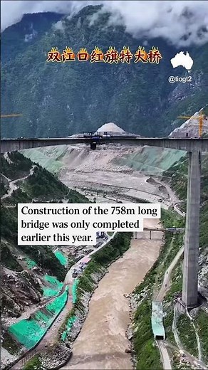 Shocking moment bridge in China collapses