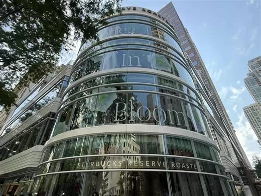 Just sharing a little snippet of the Starbucks Reserve Roastery from our weekend in Chicago.☕️This is a five storey location being the largest in the world. There was so much to see that we didn’t get pics or vid of it all, the experimental bar, rooftop terrace … if you are a Bucky’s enthusiast like me this is a must visit while in the Windy City @Starbucks @crystaljohnsonroffel #coffelovers #chicago #mustsee #teamroffel #travelonlywithdougroffel