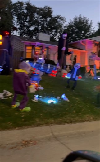 Every neighborhood has "that house." This is the one I drive by all the time -- find it at 102nd and West Center Frontage Road. 👉 Please comment with the epic Halloween yard you've found around Omaha and I'll try to feature it next! | Oh My Omaha