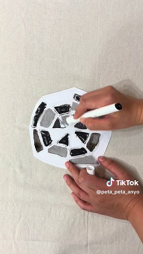 ˗ˏˋ ハロウィン製作(クモの巣🕷️) ˎˊ˗ ✎𓂃材料 ・画用紙 ・ボンド ・好きな画材 ・毛糸 ✎𓂃作り方 ・画用紙にボンドでクモの巣を描く ・ボンドが乾いたら色を染める ・クモの巣をカットして台紙に貼る ・毛糸でクモをぶら下げて完成！ 黒は黒でも絵の具の黒、クレヨンの黒、 カラーペンの黒で雰囲気が変わりますね（＾＾） 以前投稿したパイナップル製作の時と同じ作り方で ハロウィン製作をしてみました⁂ #保育士 #保育 #製作 #秋の製作 #ハロウィン製作 #ハロウィン #絵の具遊び #絵の具 #クレヨン #乳児製作 #幼児製作 #簡単製作