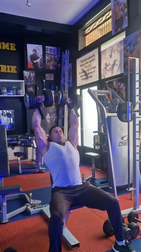 🏋️‍♂️ **أهمية التدريب بالأوزان الحرّة The Power of Free Weights Training** يُعتبر التدريب بالأوزان الحرّة Free Weights Training من أقوى طرق بناء القوة والكتلة العضلية وتحسين الأداء البدني. رغم تطوّر الأجهزة الحديثة، ما زالت الدمبل Dumbbells والباربيل Barbell تتصدّر قائمة الأدوات الأكثر فاعلية لأنها تجعل جسمك يعمل بشكل طبيعي، متوازن، ودقيق دون مسارات ثابتة. ➖➖➖➖➖ 💪 **1) زيادة القوة العضلية الحقيقية Real Functional Strength** عكس الأجهزة التي تفرض عليك مسار حركة ثابت، الأوزان الحرّة تتطلب منك تف