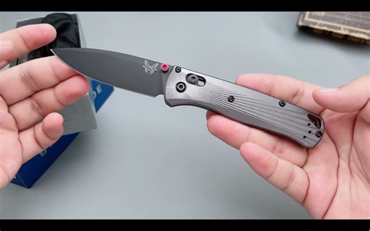 Benchmade 蝴蝶535BK-4Bugout采用M390钢材Cerakote涂层 最新辐射状纹路搭配6061-T6铝合金手柄是一把不可多得的EDC折刀