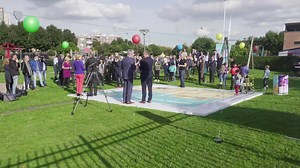 Het startschot is gegeven! Samen met Haven Rotterdam en Warmtebedrijf Rotterdam heeft Shell Pernis gisteren gevierd dat de infrastructuur gereed is om restwarmte te leveren aan 16.000 Rotterdamse huishoudens. Dit deden ze samen met de bewoners uit de omgeving die hierdoor jaarlijks 35.000 ton CO2 zullen gaan besparen. 🏡 https://go.shell.com/2zvvwPs | Shell