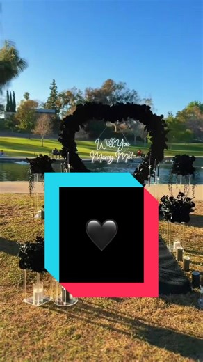 La Rosa Noir (@la.rosa.noir)’s video of proposal