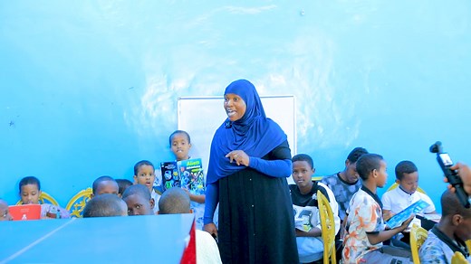 Maamulka Xarunta Agoomaha Hargeysa oo caruurta ku jirta Xaruntaasi wax akhris ugu qaaday Siilaanyo Library. | Telefishanka Qaranka Somaliland