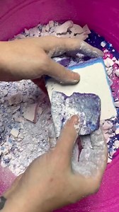 Cornstarch paste chip on chalk #asmr #asmrsounds #asmrvideo #gymchalk #gymchalkasmr #gymchalkcrumble #dyedgymchalk #oddlysatisfying #satisfyingvideo #facebookreels #reelsvideo #reelsviral | Snow Fairy ASMR
