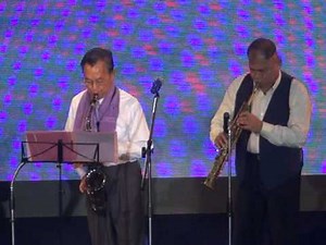 ชวน หลีกภัย เป่าแซกโซโฟน งาน TalkShow ต้มยำกุ้ง