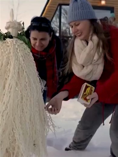 ❄️Στην κεντρική Γεωργία, οι κάτοικοι διατηρούν ένα αρχαίο έθιμο, καίγοντας τα διακοσμητικά χριστουγεννιάτικα δέντρα, τα οποία μοιάζουν με την γενειάδα του Άγιου Βασίλη γνωστά ως chichilaki. Το τελετουργικό συμβολίζει τον αποχαιρετισμό του παλιού χρόνου και την υποδοχή του νέου με ελπίδα και «κάθαρση». Τα chichilaki κατασκευάζονται από αποξηραμένα κλαδιά καρυδιάς ή φουντουκιάς και τοποθετούνται παραδοσιακά στα σπίτια για τα Χριστούγεννα της Γεωργιανής Ορθόδοξης Εκκλησίας, που γιορτάζονται στις 7 