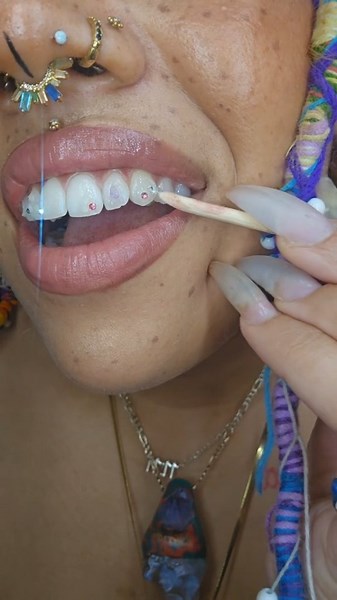 Fairy Gay Mother 🧚🏽‍♀️🌈 on Instagram: "Tooth gem tutorial for yall 😃 #toothgemtutorial #toothgems #howtodotoothgems #teethgems #gemsonteeth #elevatingbeauty"