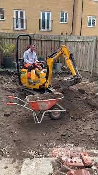 Digger driver in training jcb 8008