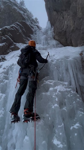 en Guillem on Instagram: "Avui m’acompanyeu en el meu primer dia escalant en gel. Feia temps que tenia ganes de fer cascades i, amb l’hivern que portem, ja les tenim formades més a prop del que pensem. Quina sort tenen els que viuen a les faldes del Pirineu, que poden anar un divendres a la tarda, ben dinats, a fer-ne una d’aquestes… Gràcies, Moi, per obrir-me un cop més a un món nou. Amb ell vaig fer la meva primera canal amb 18 anys 🙂 #contingutencatalà #escalada #pirineus #neu #muntanya"