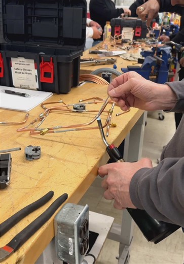 Our Refrigeration training is intended to raise your abilities to the highest level of professionalism, from understanding exact temperature control to mastering sophisticated repair processes🛠️ For experts seeking to refresh their skills and new techs! #fredsapplianceacademy #refrigerationtechnician #refrigerationtech #refrigerationrepair #sealedsystem