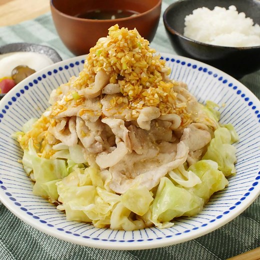 レンジで簡単！豚しゃぶキャベツのピリ辛ネギだれ シャキシャキやみつき！重ねてチンして、はいできたっ！ ❤️Instagramならレシピ保存が簡単❤️ http://s.macaro-ni.jp/2hTVZPG ■食材 ・キャベツ：1/4玉(300g) ・豚ロース薄切り：200g ・塩：少々 ・にんにくすりおろし：1片 ・ラー油：小さじ2杯 ・酒：大さじ2杯 〈ラー油ねぎタレ〉 ・長ねぎ：1/2本 ☆酢：大さじ2杯 ☆しょうゆ：大さじ2杯 ☆砂糖：大さじ1杯 ☆ラー油：小さじ1 ■下ごしらえ ・豚ロース薄切りは4cm幅に切ります。 ・キャベツは芯を取り、大きめのひと口大にカットします。 ・長ねぎはみじん切りにします。 ■つくりかた ①ボウルに豚ロース薄切り、塩、ラー油、にんにくすりおろしを入れ、揉み込んで5分置きます。 ②大きめの耐熱容器にキャベツを敷き、その上に①を並べて酒を回しかけます。ふんわりラップをかけ、レンジ600Wで5〜6分加熱します。取り出したら軽く混ぜておきます。※加熱時間はお使いの機種やお肉の大きさに合わせて調整してください。 ③ボウルに長ねぎ、☆の調味料を混ぜ合わせて