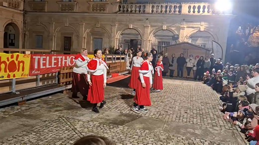 🎥 Fête de la Lumière 2025 Un grand merci aux courageuses danseuses de l'association des Amis de la Danse pour leurs démonstrations sur le parvis du Château de Simiane. | Ville de Valréas