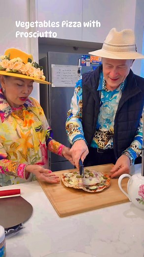 Boun Mangiare Healthy Vegetable Pizza cooked in 15 minutes using Saladmaster Skillet. Easy to cook 5 min preparation time music Mandoliani Italiani #homecooking #vegetablespizza #pizzalovers #homemadepizza #ItalianPizza #saladmastercooking #goodnewscooking #ootdcamilla | Linda Rose
