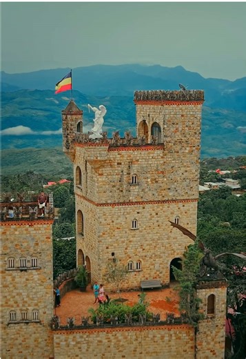 Efecto Dolly Zoom Es un efecto cinematográfico donde el sujeto se mantiene del mismo tamaño, mientras el fondo se estira o se comprime. Se logra moviendo la cámara hacia adelante o atrás, mientras haces zoom en sentido contrario. Hitchcock lo usó en Vertigo (1958) para generar tensión y mareo visual. No es solo un efecto visual. Es una herramienta para contar emociones . #creaciondecontenido #filmmaking #filmaker #cinematic #dollyzom