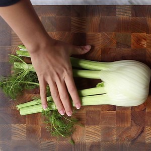Roasted fennel salad 😍😍 Roasting fennel brings out its beautiful natural sweetness. Combined with peppery rocket leaves, earthy lentils & a tangy apple cider vinaigrette dressing, this is a wonderful hearty salad perfect for a substantial lunch or a solid dinner side. Recipe 👉 http://bit.ly/2vFcwcd, in collab with Matters of the Belly | Harris Farm Markets
