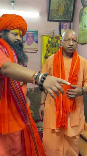 उत्तर प्रदेश के मुख्यमंत्री श्री ‪@myogiadityanath‬ जी को हनुमान गढ़ी के महंत द्वारा सम्मानित किए