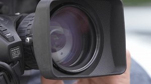 「プロフェッショナルビデオカメラのズームレンズ、接写。カメラマンの撮影ビデオ。報道、テレビチャンネル、テレビ制作。デジタルテレビカメラ。屋外で働くテレビ技師。ズーム。焦点調節」の動画素材（ロイヤリティフリー）1104000215 | Shutterstock