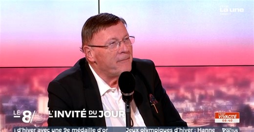 « On se serre la main ? » : trois ans après son départ de RTL, Pascal Vrebos se fait débaucher par la RTBF, en direct ! (vidéo)