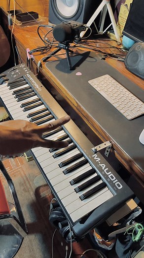 DIY Midi Keyboard Table and Stand Ideas