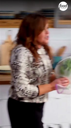 Te vamos a ser sinceros, de plantas no entendemos mucho…¡Pero este consejo te dejará mudo! Mira el video y descubre los asombrosos secretos que esta legendaria chef emplea a la hora de preparar recetas utilizando albahaca 👩‍🍳⚠️😮 #Recetasen30Minutos | Food Network Latinoamérica