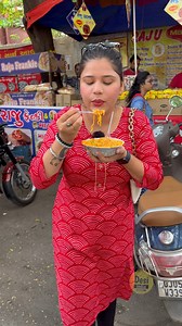 1M views · 10K reactions | Raju Bhaii Ki Special 2 Min Wali Cocktail Maggi || बच्चे क्लास बंक करते खाते हैं इनकी मैगी || street food of surat | DESI INDIA | Facebook