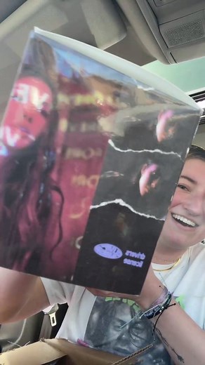 Miss olivia I love you but WAT THE FAWK🤡 #oliviarodrigo #driverslicense #oliviarodrigodriverslicense #unboxing #merch