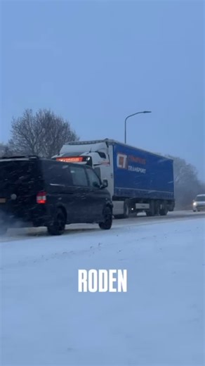 deKrant inBeeld on Instagram: "❄ UPDATE WEER: Er zijn windstoten tot in windkracht 7 of 8 mogelijk en dat bij een temperatuur rond het vriespunt drukt de gevoelstemperatuur naar waarden tussen de -5 en -10 graden. In de loop van de middag wordt het droog maar dat is tijdelijk. Later vanmiddag en ook vanavond en komende nacht trekken er nog enkele sneeuwbuien vanaf de Noordzee over. 🥶 Onze fotograaf Erik Veenstra was al vroeg op pad en ging de regio in. Hij maakte filmde op verschillende plaatse