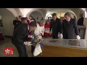 La inhumación del cuerpo del Papa emérito Benedicto XVI