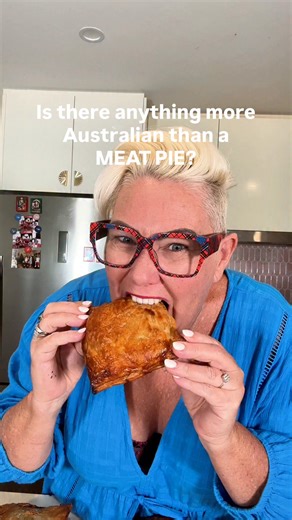 Recipe in in the comments👇 Home made met pies! Super easy to make, freezer friendly too. you can freeze them before baking or after. if you make them, tag me so i can see your pies in the wild 💛 #stephcooksstuff #meatpies #aussiefavourites #easyrecipe | Steph de Sousa
