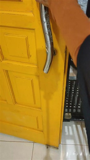 "Mama Eks Sam di tungguin sama kucing diluar