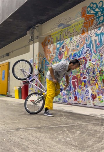 What the hell am I doing?😂 #bmx #bmxgirl #bmxflatland #fjk #15yo