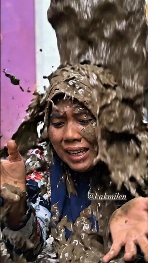 Mak Ton Disiram Lumpur Sama Luluk‼️ #mamalela #mamalelateam #dikabj #viral #trending #shorts